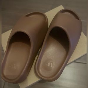 New Adidas Yeezy’s slide in size 9, flax color
